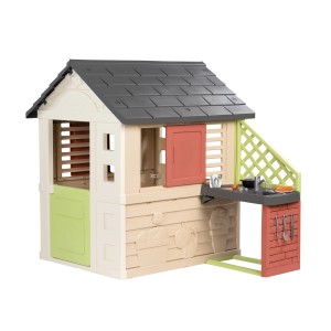 Smoby Life Spielhaus Natur mit Küche. Beiges Kinderspielhaus mit grauem Dach, grüner Tür, rotem Fensterladen, Spüle und Grill.