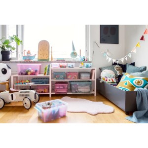 Kinderzimmer mit Regalen voller SmartStore Colour Aufbewahrungsboxen in verschiedenen Farben.