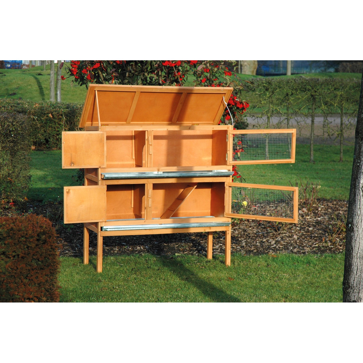 Dobar Kleintierstall, 2 Etagen, aus FSC-Holz, mit geöffneten Türen und Dach im Garten.