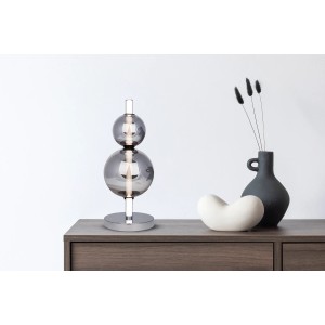 Moderne LED-Tischleuchte Nova Chrome mit Rauchglas-Kugeln, dimmbar, für stimmungsvolles Licht.