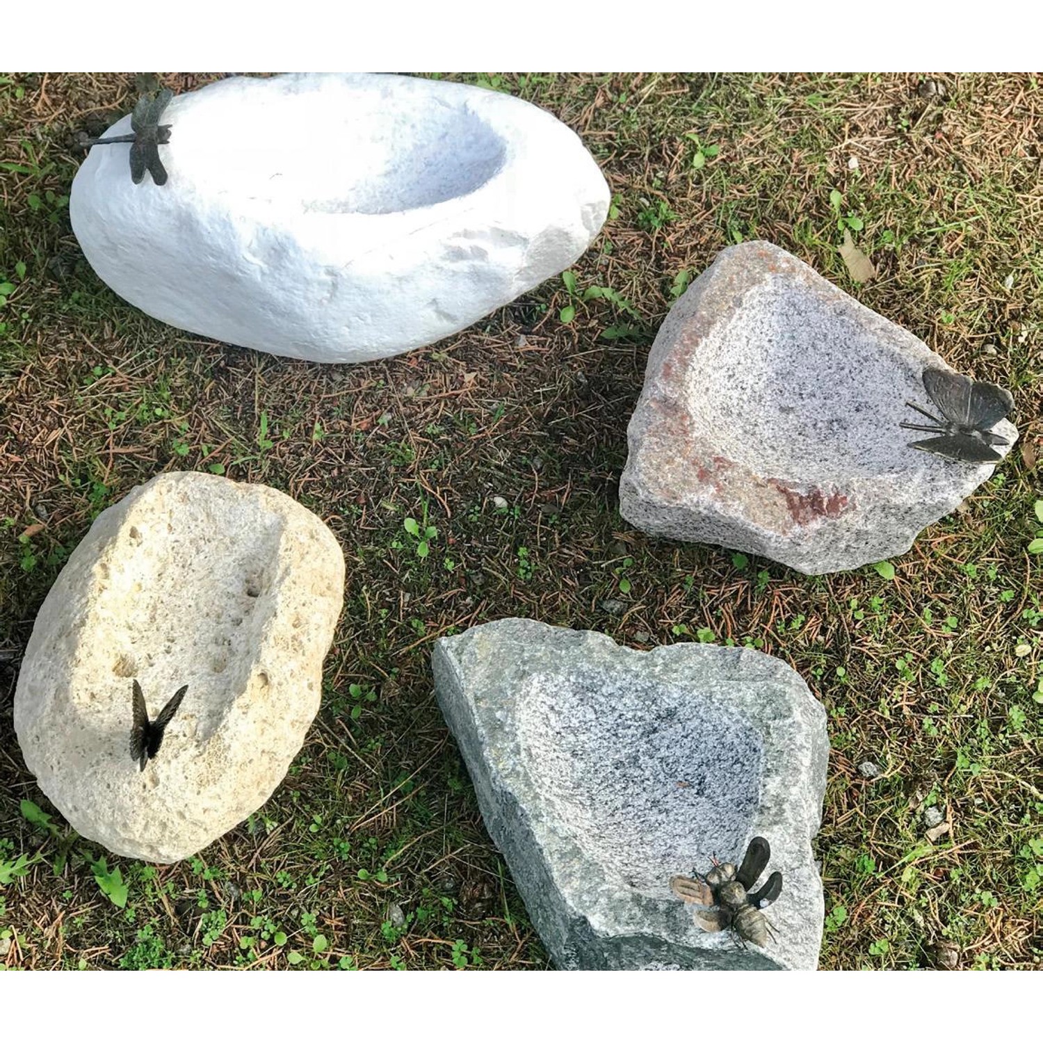 Insektentränke aus Granit mit Libelle, verschiedene Farbvarianten der Vogeltränke.