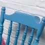 Detailansicht eines Stuhls, gestrichen mit Kornblumenblauer Kreidefarbe von Rust-Oleum.