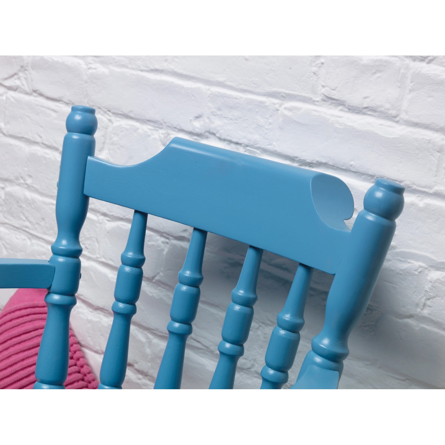 Detailansicht eines Stuhls, gestrichen mit Kornblumenblauer Kreidefarbe von Rust-Oleum.