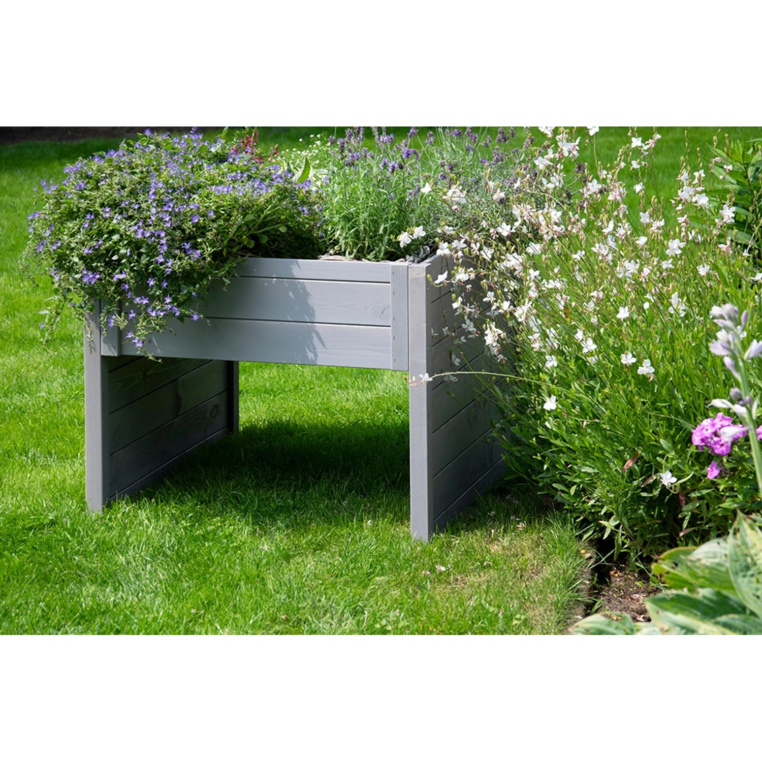 Graue Dobar Mährobotergarage mit Pflanzkasten, bepflanzt mit Blumen, im Garten.