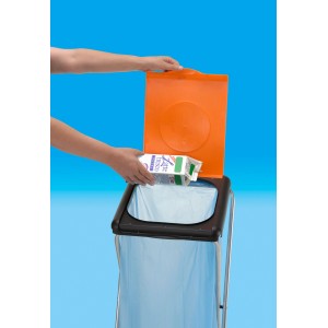Müllsackständer Nature I mit geöffnetem Deckel, Hand wirft leere Milchpackung in den Müllsack.