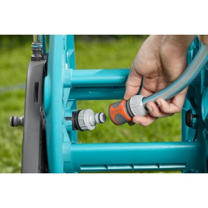 Gardena CleverRoll M Schlauchwagen: Schlauchanschluss Detail für Gartenbewässerung.