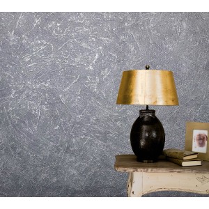 Marburg Vliestapete Vintage Deluxe in Betonoptik Grau-Silber an Wand mit Lampe.