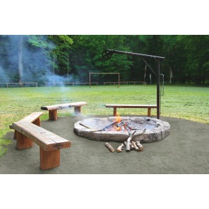 Dunkle Dansand Gartenweg Wegedecke um Feuerstelle mit Bänken im Garten.