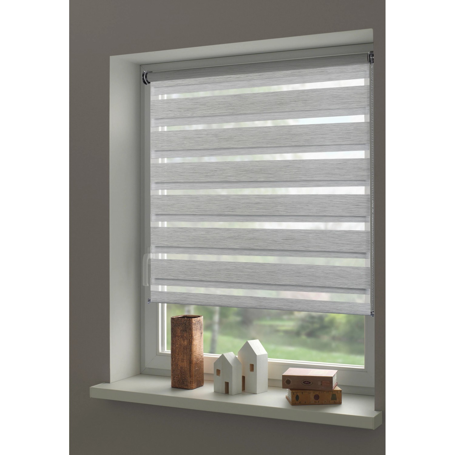Graues Gardinia Doppelrollo de Luxe, 50x180 cm, am Fenster mit Deko.