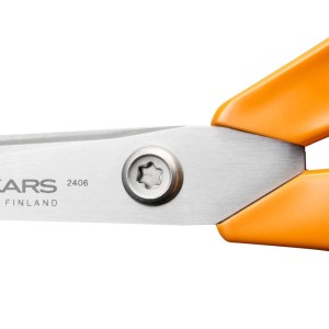 Detailaufnahme: Fiskars Universalschere Garten Classic, 21 cm, mit orangefarbenen Griffen und silbernen Klingen.