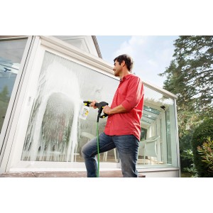 Mann reinigt Fenster mit Kärcher Glas Finisher 3in1. Reinigungsmittel für streifenfreien Glanz.