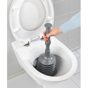 Wenko Rohrfrei-Profi Set im Einsatz in einer Toilette, grauer Pömpel mit Griff.