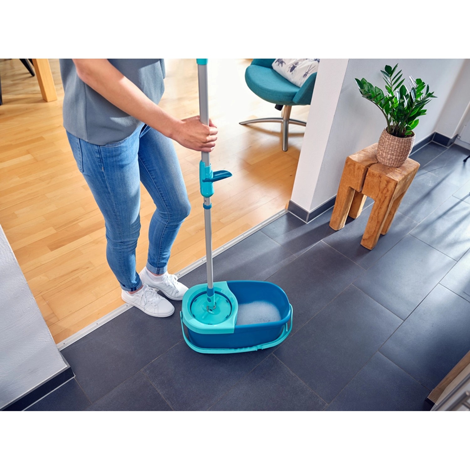 Leifheit Clean Twist Disc Mop Ergo Set mit Eimer und Wischmop in Anwendung.