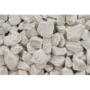 Nahaufnahme von weißem Marmorbruch Carrara (25-50 mm) als Zierkies für Garten und Landschaft.