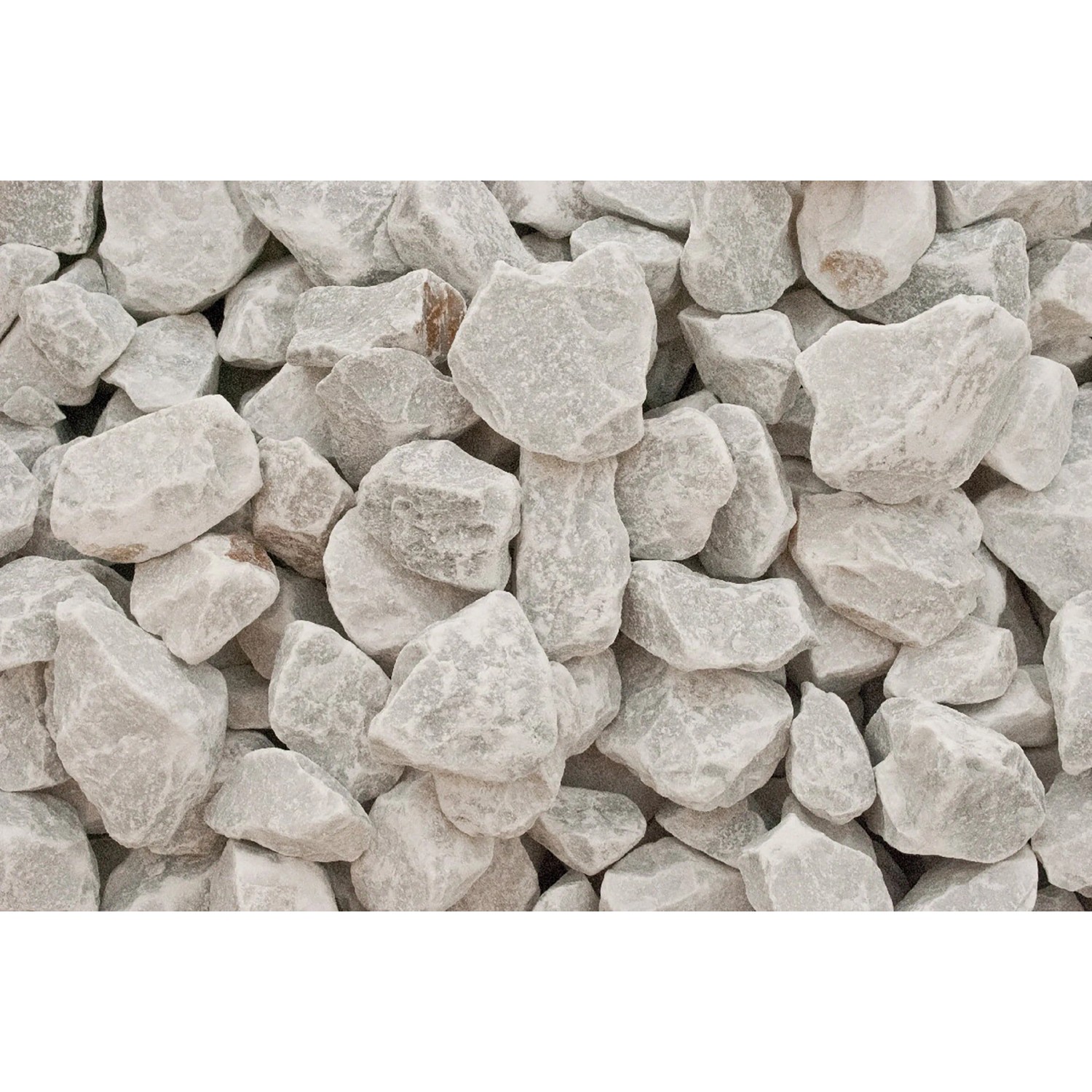 Nahaufnahme von weißem Marmorbruch Carrara (25-50 mm) als Zierkies für Garten und Landschaft.