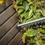 LUX Akku-Heckenschere beim Schneiden einer Hecke. Inkl. Akku und Ladegerät.