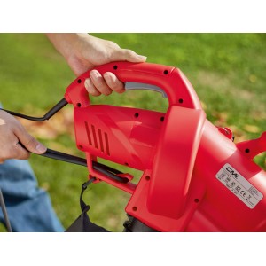 Roter CMI Elektro-Laubsauger 3in1 C-ELS-2500 in Nutzung, Detailaufnahme Hand am Griff.