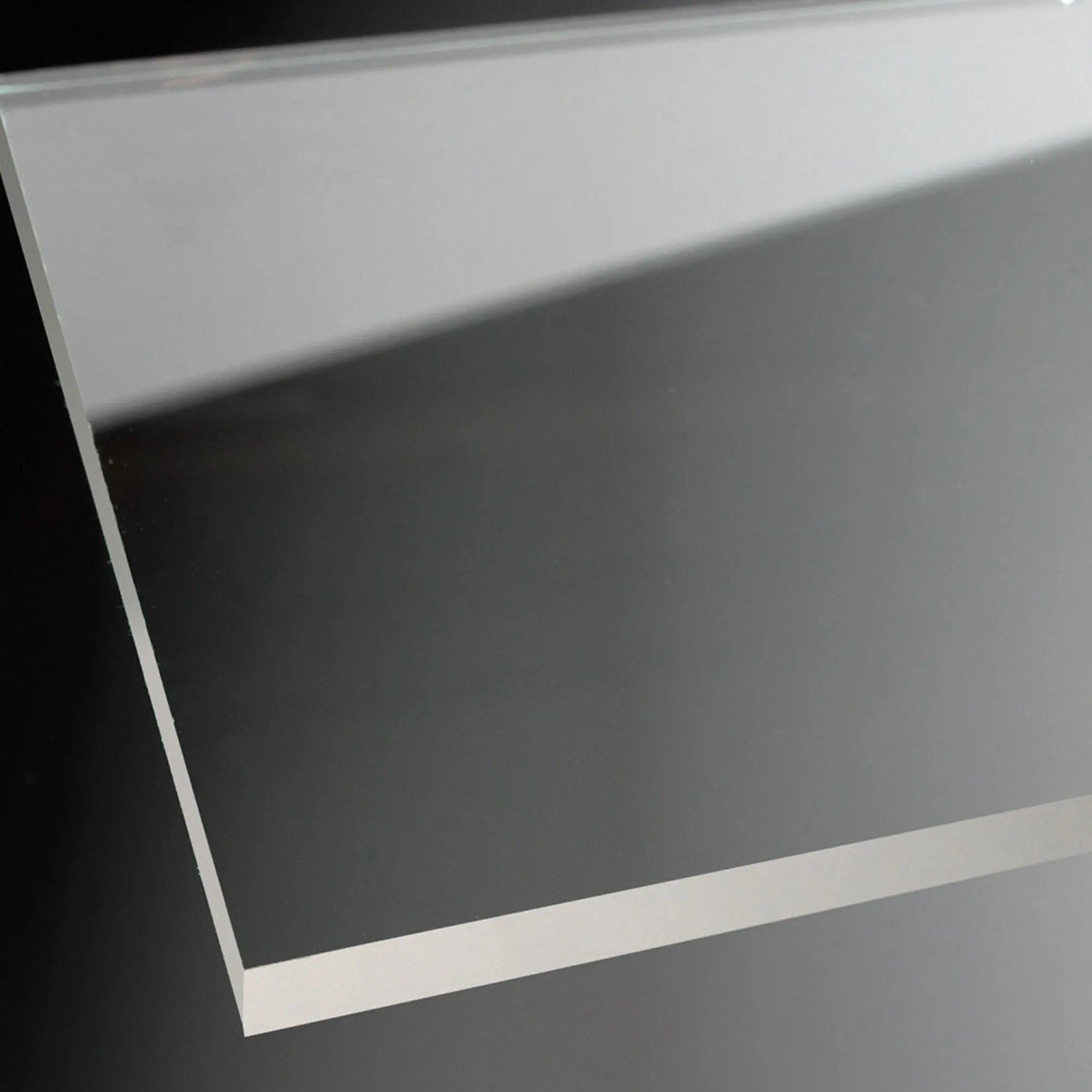 Detailaufnahme: Klarglas-Seitenwand für Breuer Drehtür Europa Design, Chromoptik.