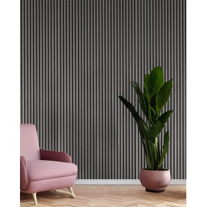 Graues Akustikpaneel in Eichenoptik an der Wand, kombiniert mit Sessel und Pflanze.