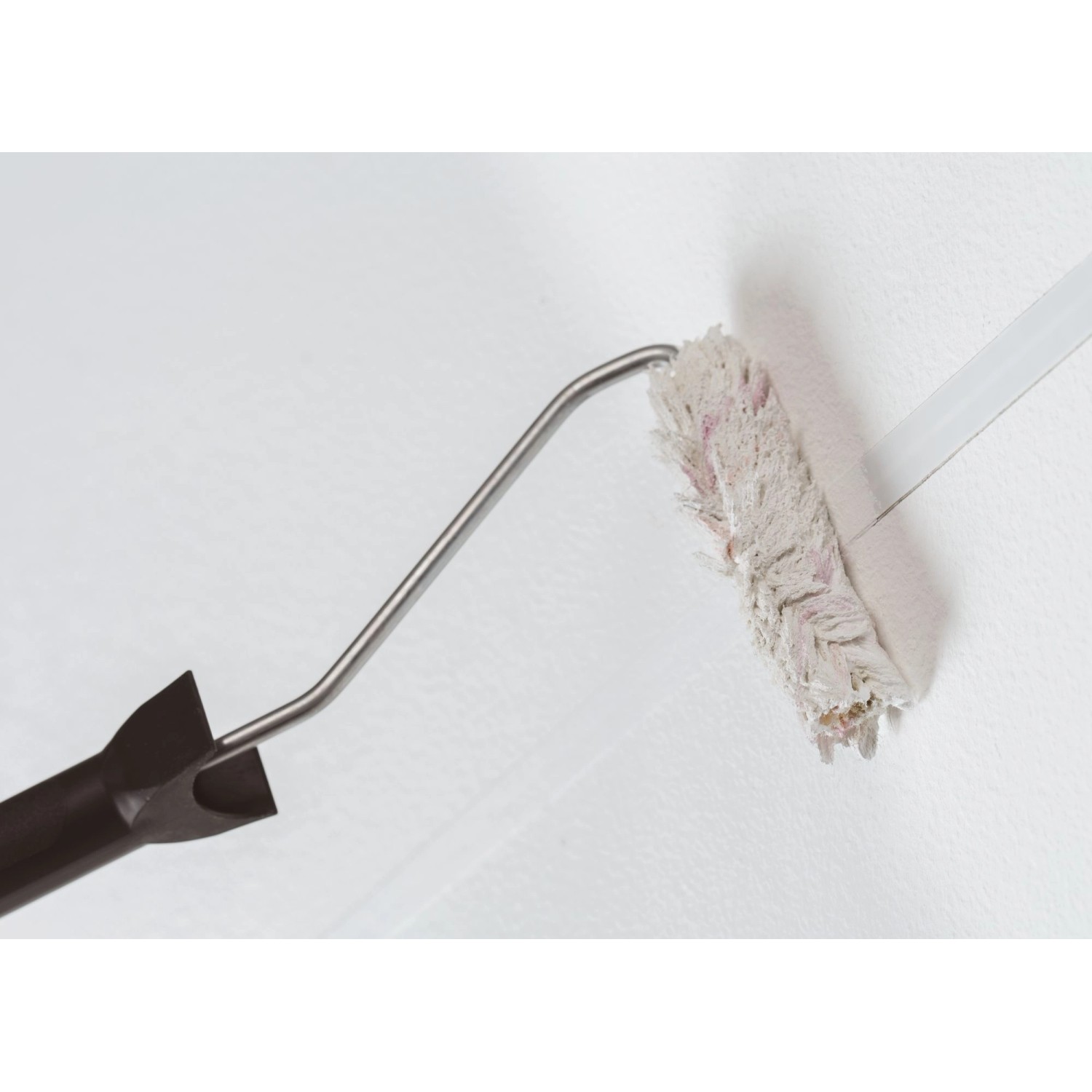 Paulmann MaxLED Invisible Connector wird mit Farbe überstrichen.