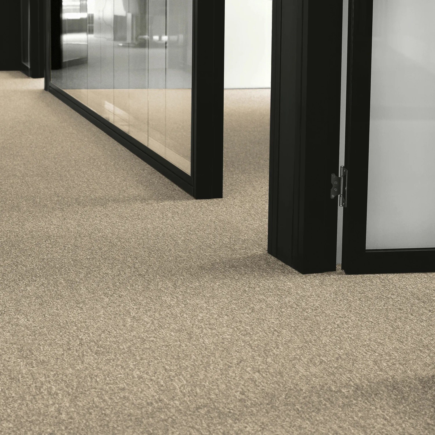 Hellbeiger Andiamo Teppichboden Alvar als Meterware (Breite 400 cm) in Büroumgebung.