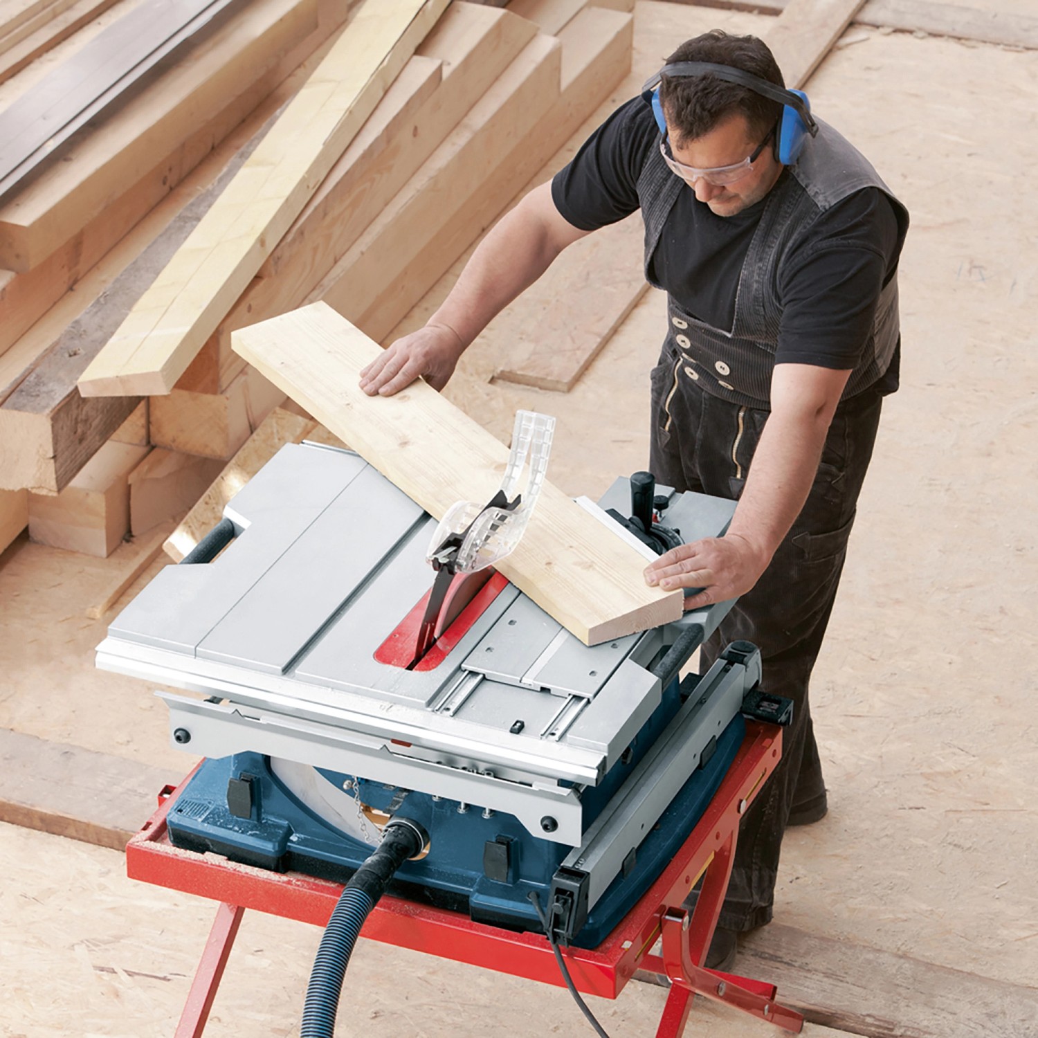 Bosch Professional Tischkreissäge GTS 10 XC im Einsatz mit Holzwerkstück.