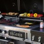 Pit Boss Memphis Ultimate Kombi-Grill mit Gas-, Holzkohle- und Smoker-Funktion, Speisen auf dem Grill.