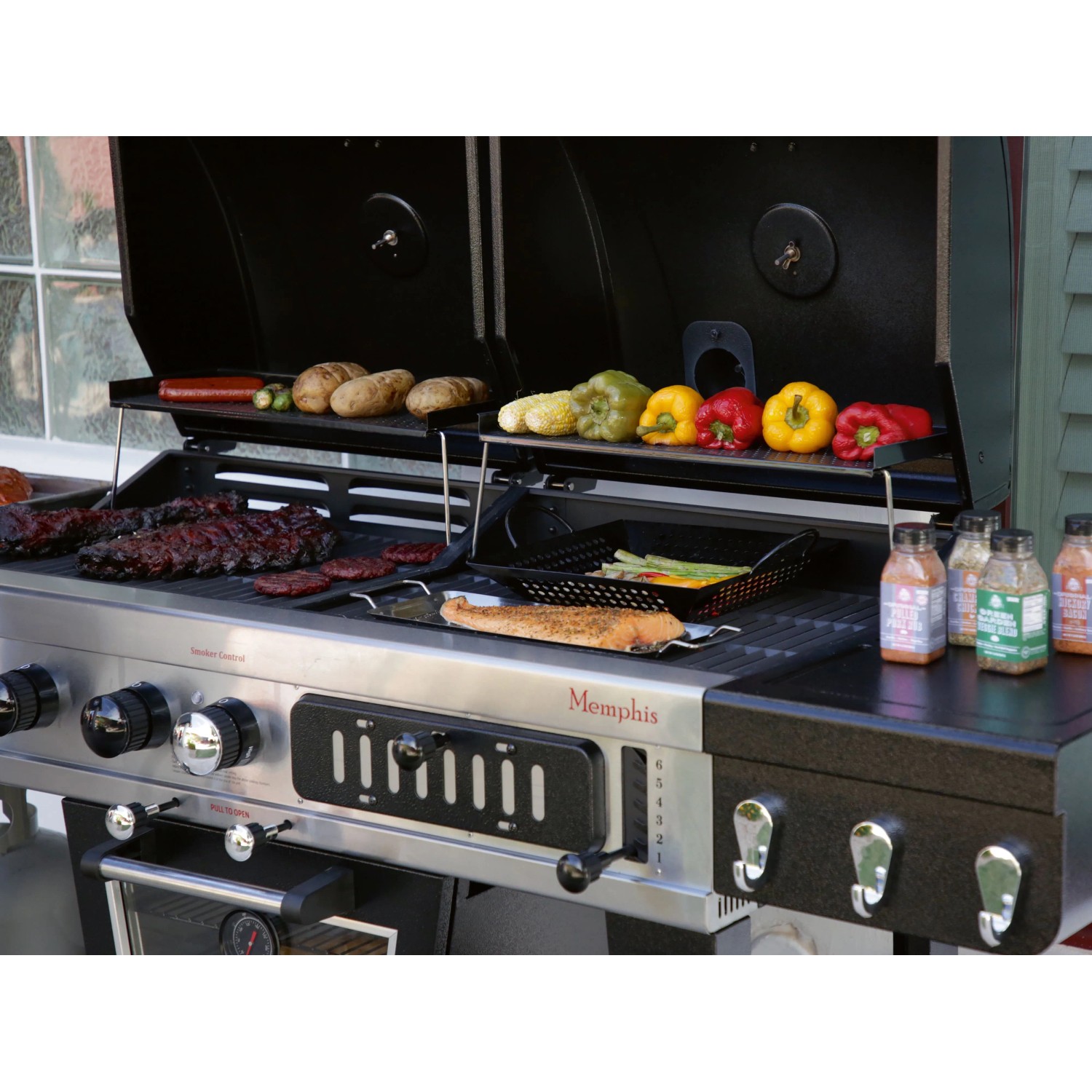 Pit Boss Memphis Ultimate Kombi-Grill mit Gas-, Holzkohle- und Smoker-Funktion, Speisen auf dem Grill.