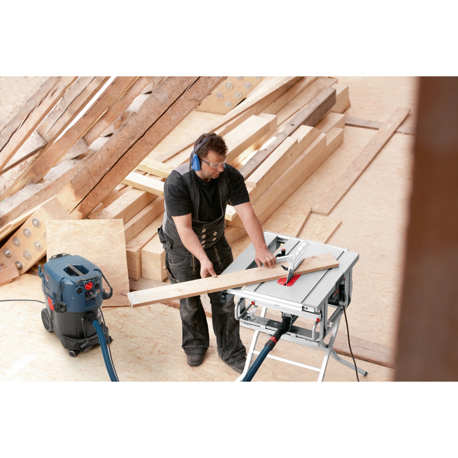 Bosch Professional Industriestaubsauger GAS 35 M AFC im Einsatz mit Säge und Handwerker.