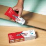 Clickguard Fugenversiegelung für Parkett und Laminat in Anwendung, mit Produktverpackung.