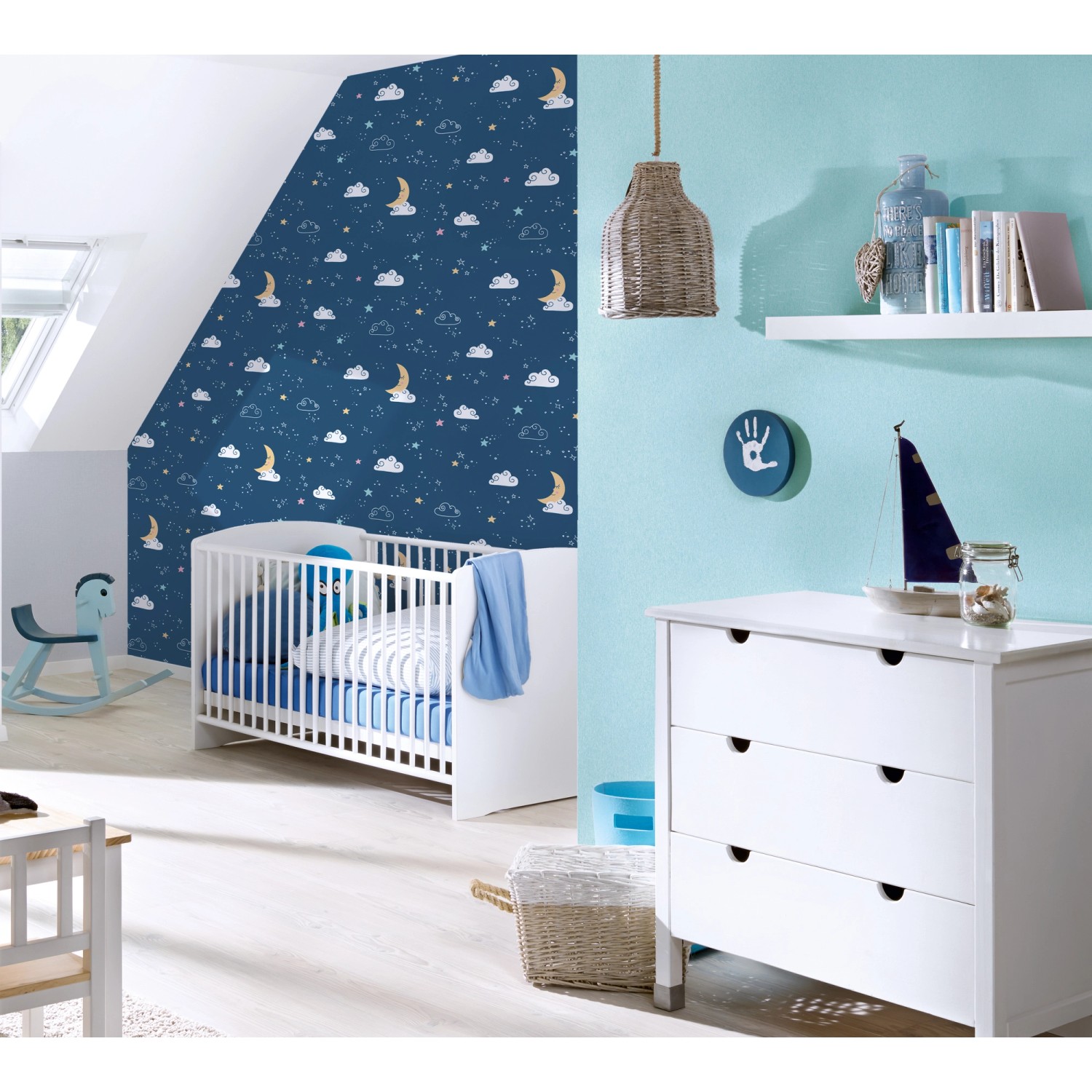 Kinderzimmer mit grauer Vliestapete Uni mit Mond- und Sternenmuster.
