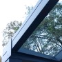 Detailansicht der anthrazitfarbenen Terrassenüberdachung Terracon Smartline.
