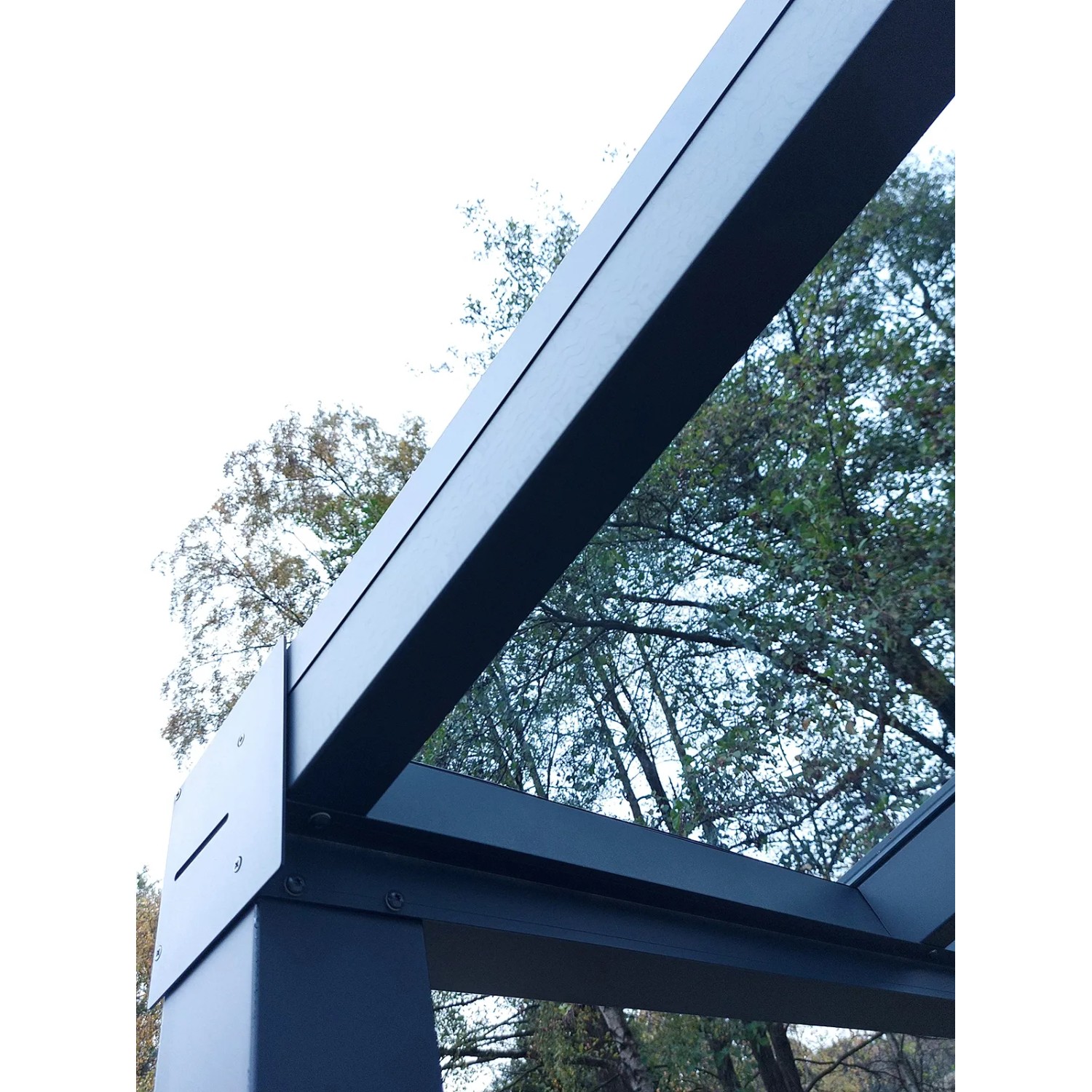 Detailansicht der anthrazitfarbenen Terrassenüberdachung Terracon Smartline.