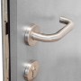 Detailaufnahme: Graue Sicherheits-Haustür Palermo RC2 mit Edelstahl-Drücker und Schloss.