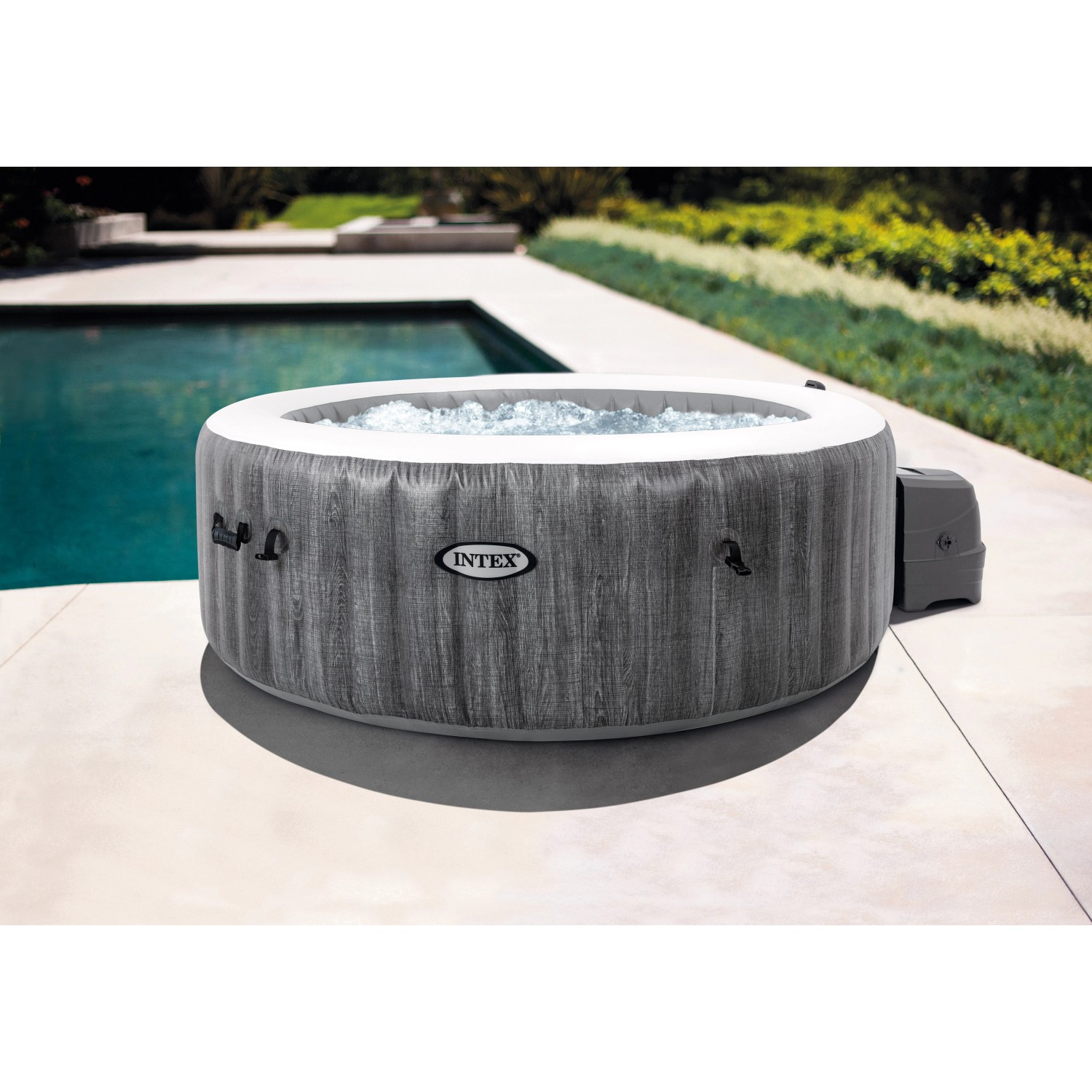 Intex PureSpa Greywood Deluxe aufblasbarer Whirlpool mit 196 cm Durchmesser und sprudelndem Wasser.