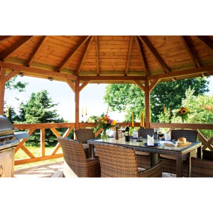 Skan Holz Pavillon Lyon 2 aus Douglasie (Ø 484 cm) in Nussbraun mit Gartenmöbeln.