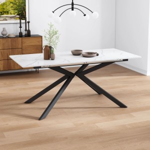 Weißer, erweiterbarer Esstisch mit Marmoroptik und schwarzem Kreuzbein-Gestell. Modernes Design für Esszimmer.