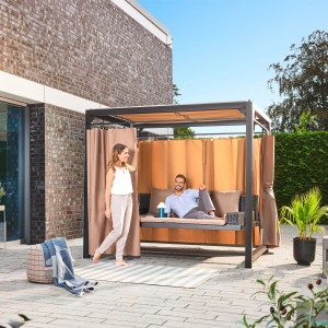 Home Deluxe Pavillon Provence mit Liege: Gartenpavillon mit schwebender Rattanliege und Vorhängen.