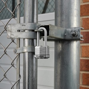 Master Lock Vorhängeschloss am Metallzaun, 3er-Pack Excell Schlösser für mehr Sicherheit.
