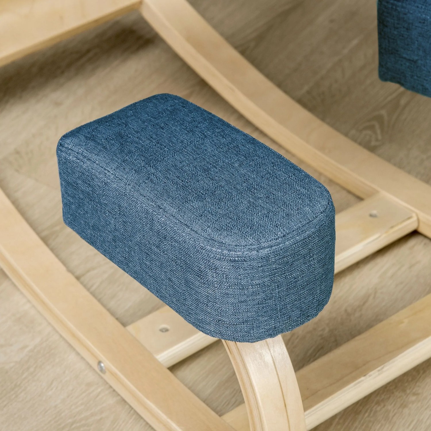 Blaues, gepolstertes Kniepolster aus Polyester und heller Birkenholzrahmen des Vinsetto Kniestuhls.