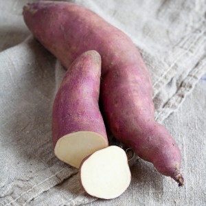 Melonenbirne (Pepino) Fruchtgemüse im Topf, länglich, violett-beige Schale, angeschnitten.