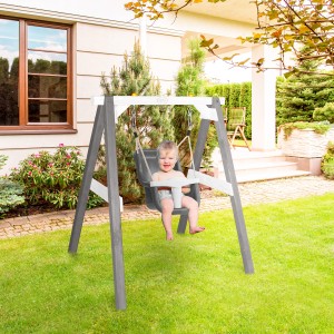 Axi Babyschaukel grau-weiß mit Baby in grau-weißem Sitz im Garten. Schaukel für Babys und Kleinkinder.