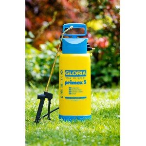 Gelb-blaues Gloria Drucksprühgerät Primex 5 mit Messing-Sprühlanze im Garten.