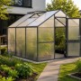 KGT Gewächshaus Anthrazit-Grau im Garten. Rechteckiges Pflanzenhaus mit Doppelstegplatten, offener Tür & Dachfenstern.