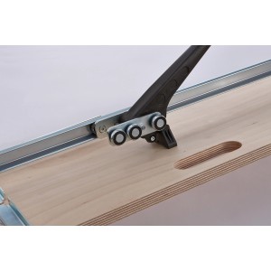 wolfcraft Fliesenschneider TC 610 W: Schneidevorrichtung mit Führungsschiene und Holzbasis.
