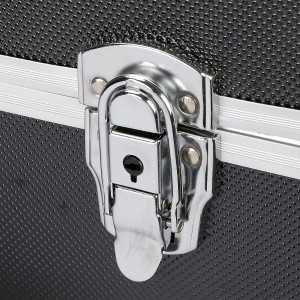 Detailaufnahme: Verschluss einer LUX Universalbox aus Aluminium, Teil eines 3-teiligen Werkzeugkoffer-Sets.