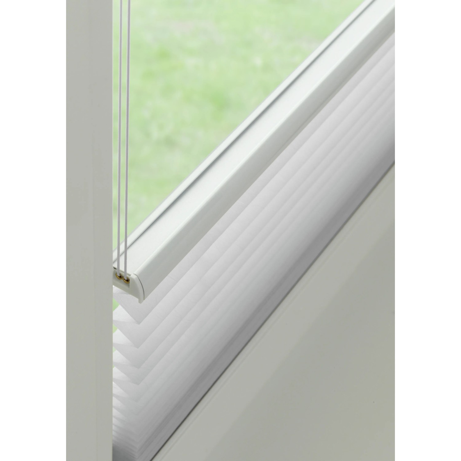 Weißes Gardinia Plissee Concept Tageslicht, 60x130 cm, am Fenster montiert.