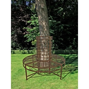 Bronzefarbene Baumbank aus Metall, kreisförmig um einen Baumstamm gebaut.