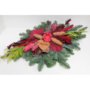 Grabstrauß Nobilis Exklusiv, ca. 80 cm, Bordeaux: Gesteck mit Tanne, Zapfen und Herz mit "In Liebe".