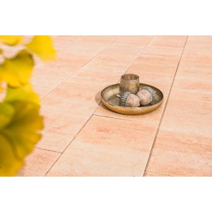 Diephaus Terrassenplatte Corso Sandstein, 60x30x4 cm, mit Deko auf einer Terrasse.